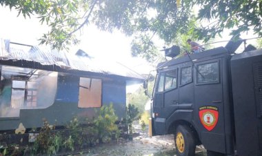 Respons-Cepat-Polres-Alor-Bantu-Padamkan-Kebakaran-Rumah-Warga-di-Kalabahi-Kota