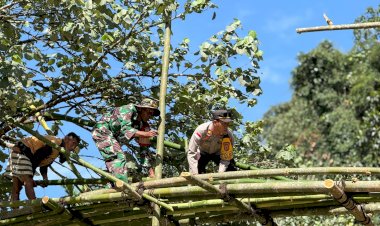 Menunaikan-Janji:-Kapolsek-Kuwus-Bangun-“Jembatan-Harapan”-bagi-Anak-anak-Wae-Songkang