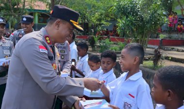 Kapolda-NTT-Apresiasi-Kepedulian-Polres-Alor-terhadap-Dunia-Pendidikan,-Bagikan-Perlengkapan-Sekolah-kepada-Siswa-SD