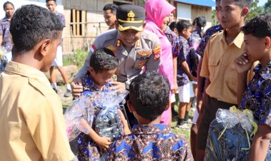 Polri-Peduli-Pendidikan,-Kapolres-Manggarai-Timur-Salurkan-100-Paket-Bansos-untuk-Siswa-SD-dan-SMP-di-Borong