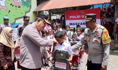 Polri-Peduli-Pendidikan-di-Wilayah-Tertinggal:-Kapolres-Ende-Salurkan-Bantuan-Tas-dan-Alat-Tulis-untuk-Pelajar