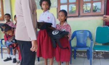 Kapolda-NTT-Dorong-Kepedulian-Pendidikan,-Kapolres-Sikka-Salurkan-Bantuan-untuk-Siswa-SDK-Likot