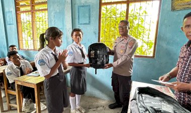 Polri-Peduli-Pendidikan:-Polres-Malaka-Salurkan-Bantuan-Perlengkapan-Sekolah-untuk-Siswa-SMA-Budi-Mulia-Bakiruk