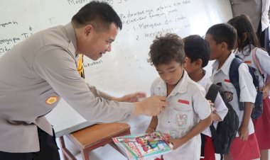 Kapolda-NTT-Apresiasi-Kepedulian-Polres-Sumba-Barat,-Kapolres-Serahkan-Bantuan-Alat-Tulis-untuk-Siswa-SD-Negeri-Waiwiruka