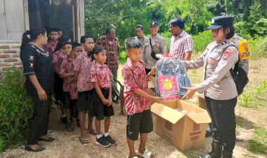 Polres-Flores-Timur-Salurkan-Bantuan-Alat-Tulis-untuk-Sekolah-Tertinggal,-Wujud-Nyata-Kepedulian-pada-Pendidikan