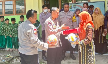 Polda-NTT-Salurkan-Bantuan-Pendidikan-dan-Olahraga-untuk-Siswa-Kurang-Mampu-di-MI-Al-Anshor-Alak