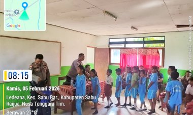 Polri-Peduli-Pendidikan,-Sat-Binmas-Polres-Sabu-Raijua-Serahkan-Alat-Tulis-kepada-Pelajar-Sekolah-Dasar