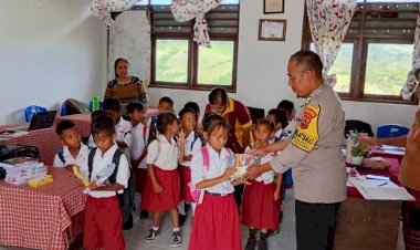 Polres-Sumba-Timur-Peduli-Pendidikan,-Bagikan-Alat-Tulis-untuk-Siswa-SD-Inpres-Tanjung-Ngunju