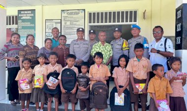 Kapolda-NTT-Apresiasi-Aksi-Sosial-Polsek-Rote-Barat,-Bagikan-Perlengkapan-Sekolah-untuk-Siswa-SD-Inpres-Oenitas-dan-SD-Negeri-Manggis