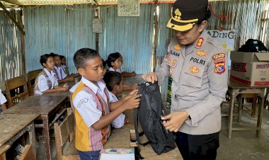 Polri-Peduli-Pendidikan,-Siswa-SMPN-Maubeli-Terima-Bantuan-Tas-dan-Alat-Tulis-dari-Polres-TTU