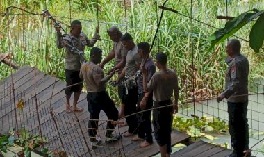 Brimob-Polda-NTT-Bergerak-Cepat,-Perbaiki-Jembatan-Rusak-di-Desa-Dobo-Sikka