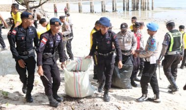Sinergi-Polri-Bersihkan-Pantai-Londa-Lima,-Wujud-Nyata-Kepedulian-Lingkungan-dan-Pariwisata-Sumba-Timur