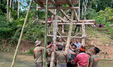 Akses-Pendidikan-Warga-Jadi-Prioritas,-Brimob-Polda-NTT-Bangun-Jembatan-Darurat-di-Wewewa-Timur