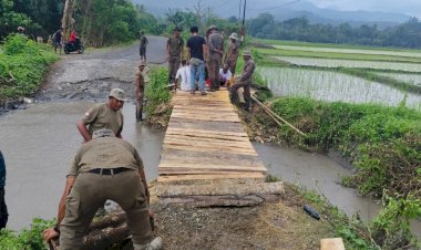 Brimob-Polda-NTT-dan-Polsek-Wewaria-Perbaiki-Jembatan-Darurat,-Akses-Tiga-Desa-Kembali-Terhubung