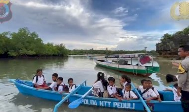 Kapolda-NTT-Serahkan-Bantuan-2-Unit-Perahu-Sampan-untuk-Dukung-Akses-Pendidikan-Siswa-Dusun-Airani