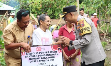Kapolda-NTT-Salurkan-Bantuan-Pembangunan-Rumah-Layak-Huni,-Kapolres-Manggarai-Timur-Serahkan-Secara-Simbolis-kepada-Warga-Ronggakoe