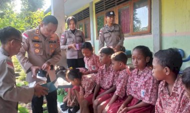 Kapolres-Sikka-Tebar-Kepedulian-di-SDK-Likot,-Sepatu-Baru-untuk-Langkah-Besar-Generasi-Muda