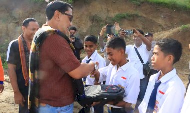 Wakapolda-NTT-Kunjungi-SMPN-48-Sa-Ate-Gaikiu,-Salurkan-Bantuan-bagi-Sekolah-Terdampak-Bencana