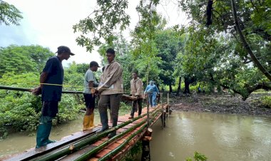 Kapolda-NTT-Dukung-Aksi-Brimob-Bangun-Jembatan-Sementara-di-Rote-Barat-Laut