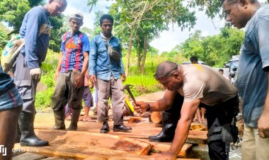 Gotong-Royong-Bangun-Plat-Deker-Darurat,-Polres-Flores-Timur-Hadir-Buka-Akses-Warga