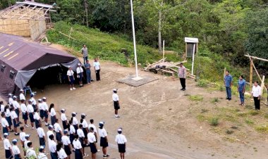 Polsek-Paga-Tanamkan-Disiplin-dan-Anti-Bullying-Lewat-Upacara-Bendera-di-SMPN-048-Sa-Ate-Gaikiu