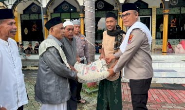 Polresta-Kupang-Kota-Salurkan-100-Sak-Semen-dan-150-Paket-Takjil,-Kapolda-NTT:-Polri-Hadir-dan-Berbagi-di-Bulan-Ramadan