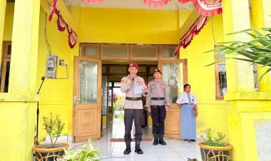 Iptu-Faijor-Simanjuntak-Pimpin-Upacara-di-SMAN-10-Kupang,-Sampaikan-Pesan-Kapolda-NTT-kepada-Pelajar