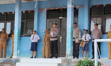 IPTU-YD.-Palinggi-Pimpin-Upacara-di-SMPN-14-Kupang,-Tanamkan-Disiplin-dan-Akhlak-kepada-Pelajar