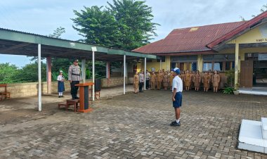 AKP-Sriyono-Jadi-Inspektur-Upacara-di-SMP-Negeri-12-Kupang,-Tekankan-Disiplin-dan-Anti-Bullying