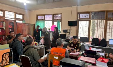 Polda-NTT-Tahap-II-Tersangka-Dugaan-Penyelundupan-Manusia-ke-Kejari-Kota-Kupang