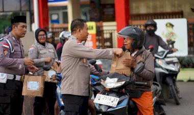 Polresta-Kupang-Kota-Berbagi-Takjil-di-Bulan-Ramadhan,-Wujud-Kepedulian-dan-Kedekatan-Polri-dengan-Masyarakat