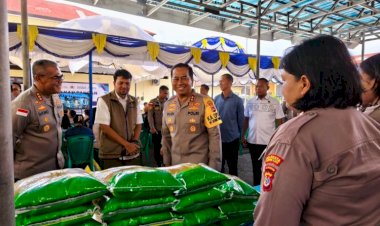 Kapolda-NTT-Tinjau-Gerakan-Pangan-Murah-di-Polresta-Kupang-Kota,-Warga-Antusias-Dapatkan-Sembako-Terjangkau