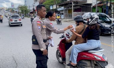 Subsatgas-Binmas-Ops-Ketupat-Turangga-2026-Bagikan-Takjil-untuk-Masyarakat-di-Kota-Kupang