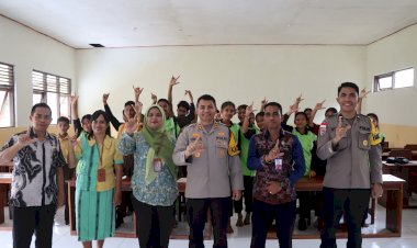 Kapolres-Sumba-Barat-Dukung-Bhabinkamtibmas-Mengajar,-Teken-MoU-dengan-SMK-Kurtepe