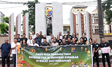 Semangat-Berbagi-di-Bulan-Suci-Ramadhan,-Polda-NTT-Bersama-SMSI-Bagikan-Takjil-untuk-Masyarakat-Kota-Kupang