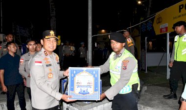 Kapolda-NTT-Turun-Langsung-Pantau-Kamtibmas-Jelang-Idul-Fitri,-Bagikan-Parcel-untuk-Personel-dan-Cek-Kesiapan-Bandara-Eltari-Kupang