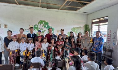 Wakapolda-NTT-Tebar-Kepedulian-di-Sumba-Timur,-55-Siswa-SD-Hiliwuku-Terima-Bantuan-Penuh-Makna