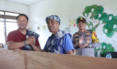 Kunjungan-Penuh-Makna:-Wakapolda-NTT-Bantu-Perbaiki-Fasilitas-Belajar-di-SD-Hiliwuku