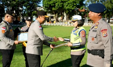 Kapolda-NTT-Berikan-Penghargaan-kepada-Personel-Berprestasi,-Tekankan-Semangat-Pengabdian-dan-Integritas