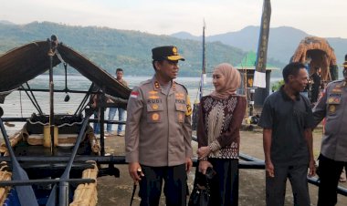 Kapolda-NTT-Tinjau-Sampan-Berok-untuk-Prosesi-Laut-Tuan-Meninu-Jelang-Jumat-Agung-di-Larantuka
