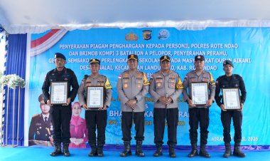 Kapolda-NTT-Beri-Penghargaan-Penyelamat-Paus-dan-Tinjau-Kawasan-Garam-Nasional