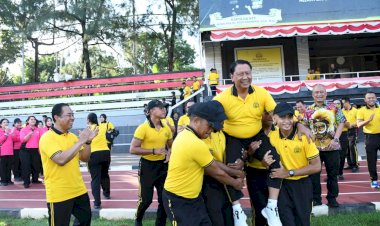 Polda-NTT-Gelar-Olahraga-Bersama,-Kapolda-Beri-Kejutan-Ulang-Tahun-ke-58-untuk-Wakapolda