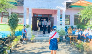 Polisi-Jadi-Inspektur-Upacara-di-SMPN-18-Kupang,-Tanamkan-Disiplin-dan-Jauhi-Narkoba-Sejak-Dini