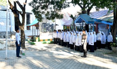 Polda-NTT-Edukasi-Ratusan-Pelajar-MTs-Kupang-Lewat-Upacara-Bendera