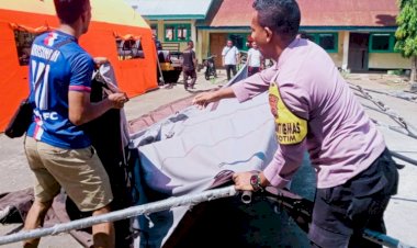 Bhabinkamtibmas-Hadir-di-Tengah-Bencana,-Tenda-Darurat-Jadi-Ruang-Belajar-Sementara-di-Adonara-Timur