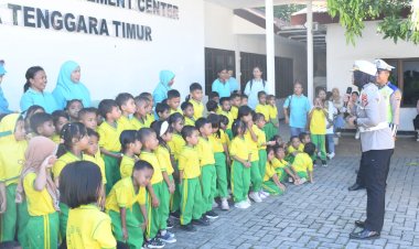 Ceria-di-Kantor-Polisi,-Anak-TK-Pembina-Kupang-Belajar-Tertib-Lalu-Lintas-Bersama-Ditlantas-Polda-NTT