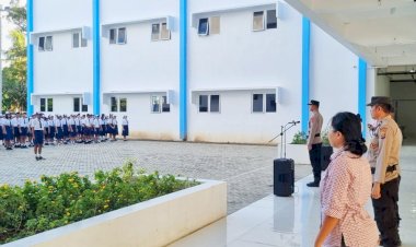 Polda-NTT-Tanamkan-Disiplin-dan-Literasi-Digital-Lewat-Polisi-Jadi-Inspektur-Upacara-di-Sekolah-sekolah-Kupang