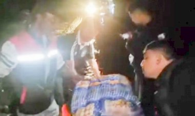 Aksi-Humanis-Polisi-di-Tengah-Banjir,-Jenazah-Dievakuasi-Gunakan-Mobil-Patroli-di-Malaka