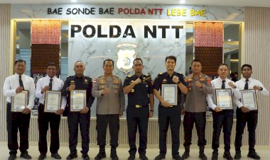 Berhasil-Ungkap-Kasus-11-Juta-Rokok-Ilegal-di-Perbatasan,-Kapolda-NTT-Beri-Penghargaan-kepada-Personel-Polri-dan-Bea-Cukai