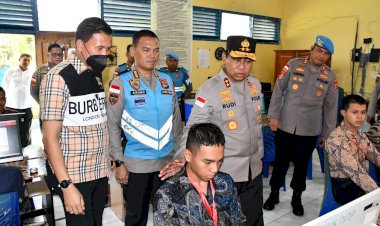 “Jangan-Percaya-Calo!”-Pesan-Tegas-Kapolda-NTT-Saat-Tinjau-Seleksi-Taruna-AKPOL-2026-di-Kupang